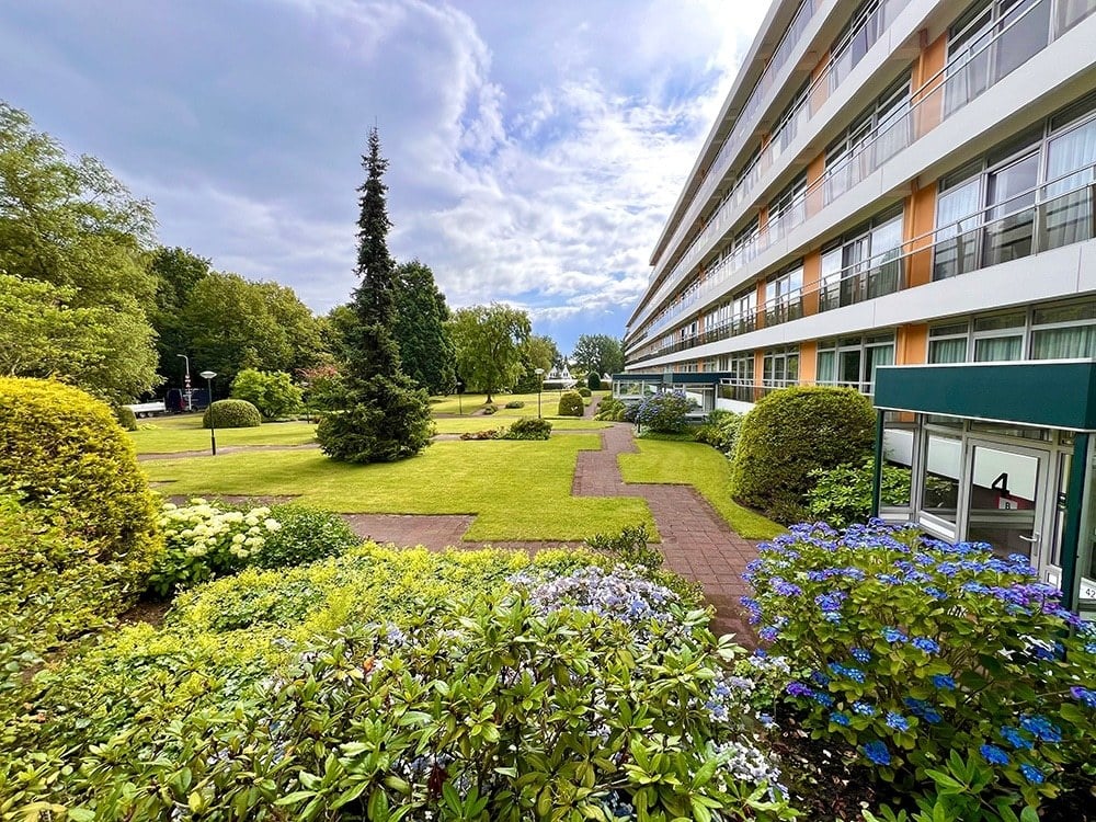 Belvedère Woongemeenschap Residentie | Nieuw Wolfslaar De prachtige tuin van de Belvedère Woongemeenschap. We zien de residentie te vinden in Nieuw Wolfslaar