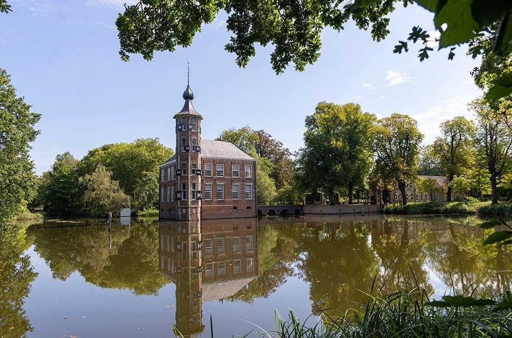 Een stukje natuur in de omgeving Bouvigne warin we een prachtig oud gebouw zien met een toren